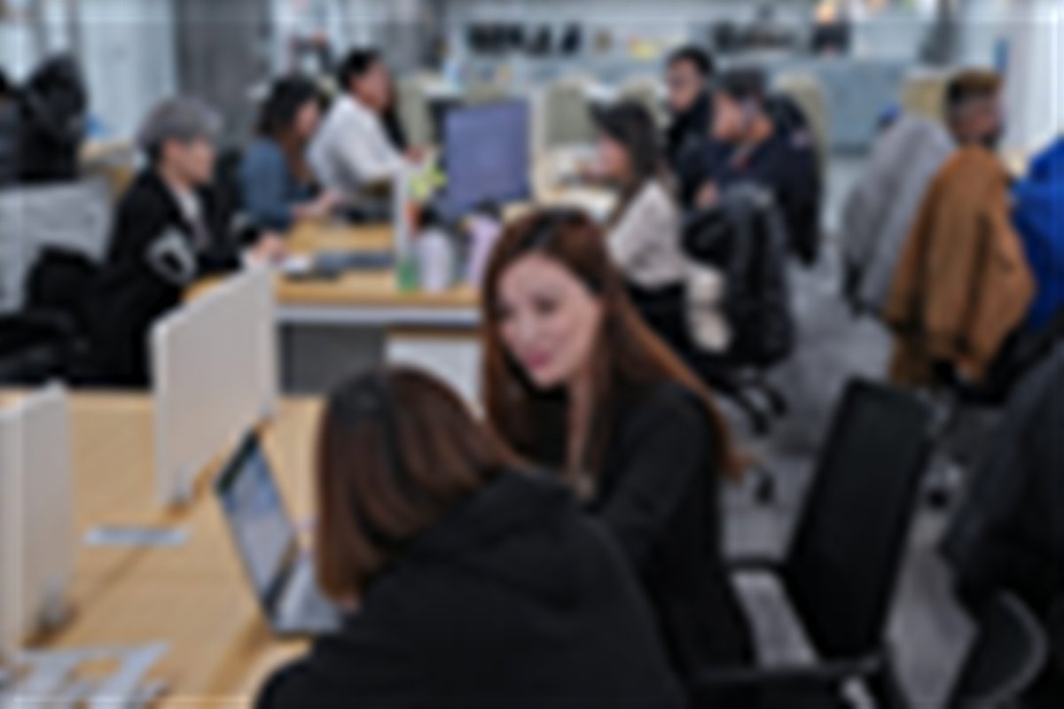 The Vertex operations floor: teams working side by side at headquarters